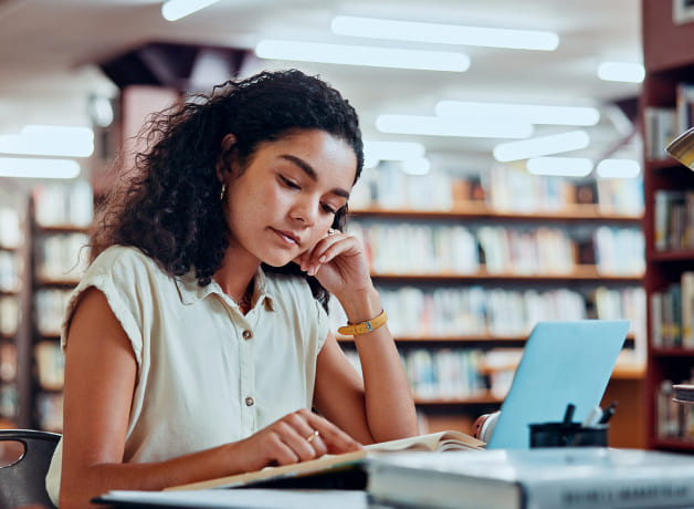 Estudiante investigando Teología, Filosofía y Estudios Religiosos en una biblioteca